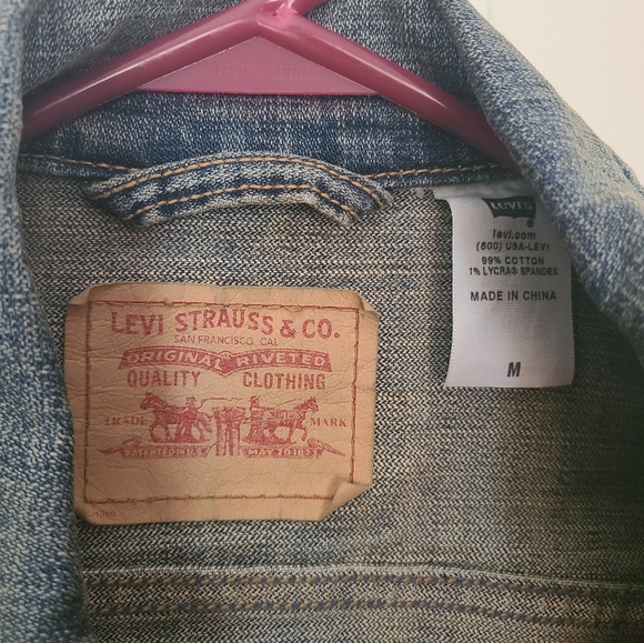 Levi's Womens Blue Denim Jacket. Perfect Clean, Never Worn Condition - Picture 2 of 4
